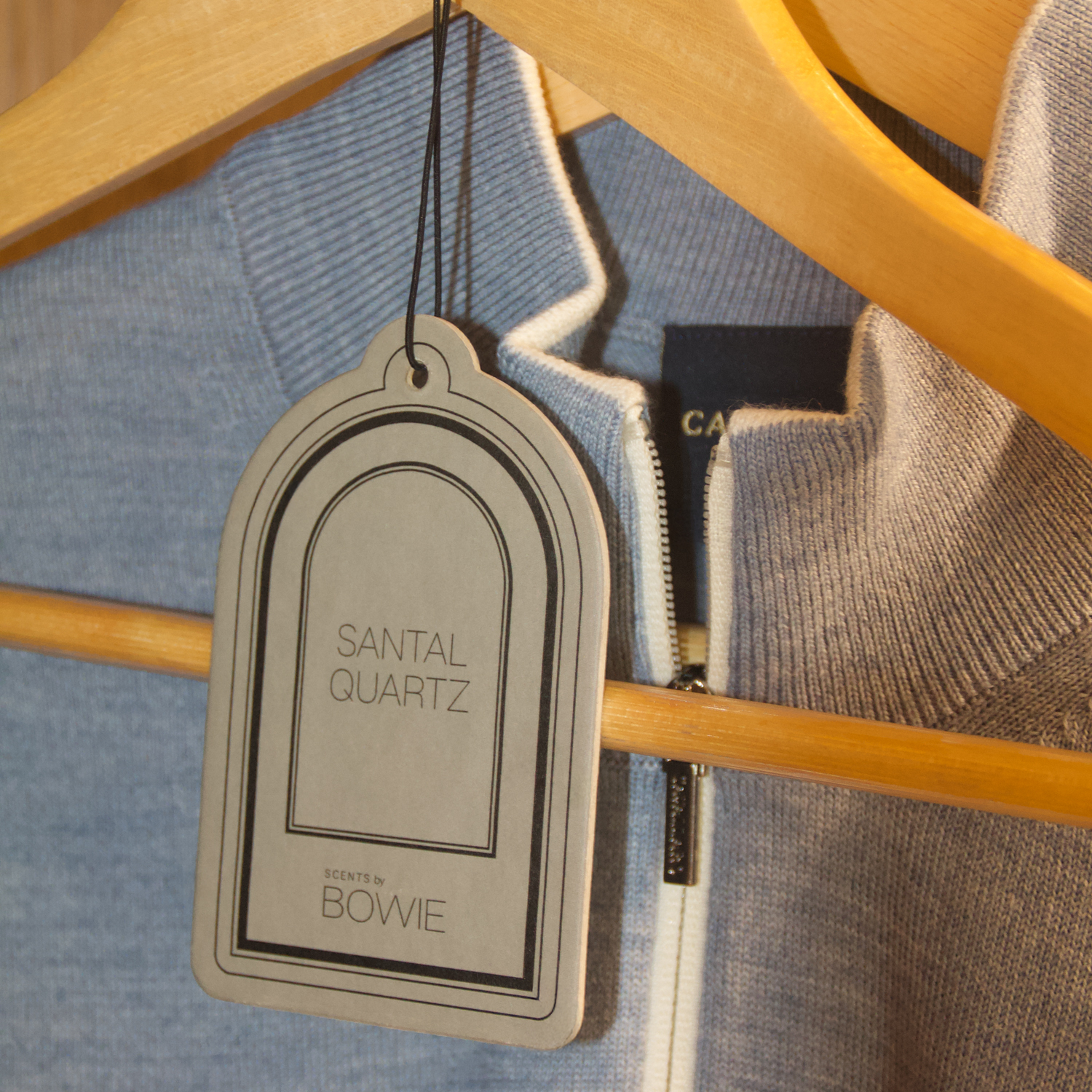 Kastparfum, Wardrobe Diffuser, Geurzakje, Geurparels Scents by Bowie Santal Quartz. Scents by Bowie x Cavallaro Napoli Fontanio Vest 159,95 Lichtblauw melange https://www.cavallaronapoli.com/nl/fontanio-vest-119261000-600006